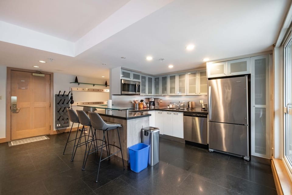 Full kitchen: Stainless steel appliances, property entrance