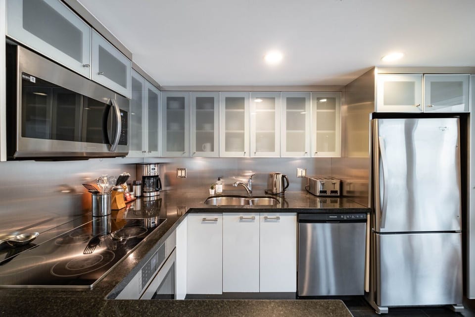 Full kitchen: Stainless steel appliances