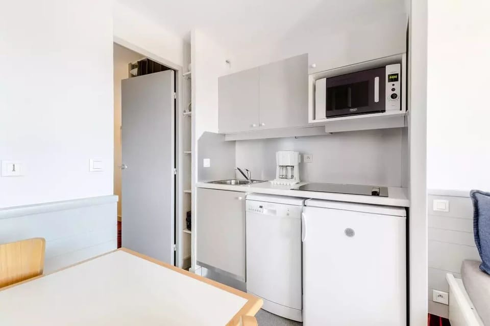 Fridge, microwave, dishwasher, coffee/tea maker