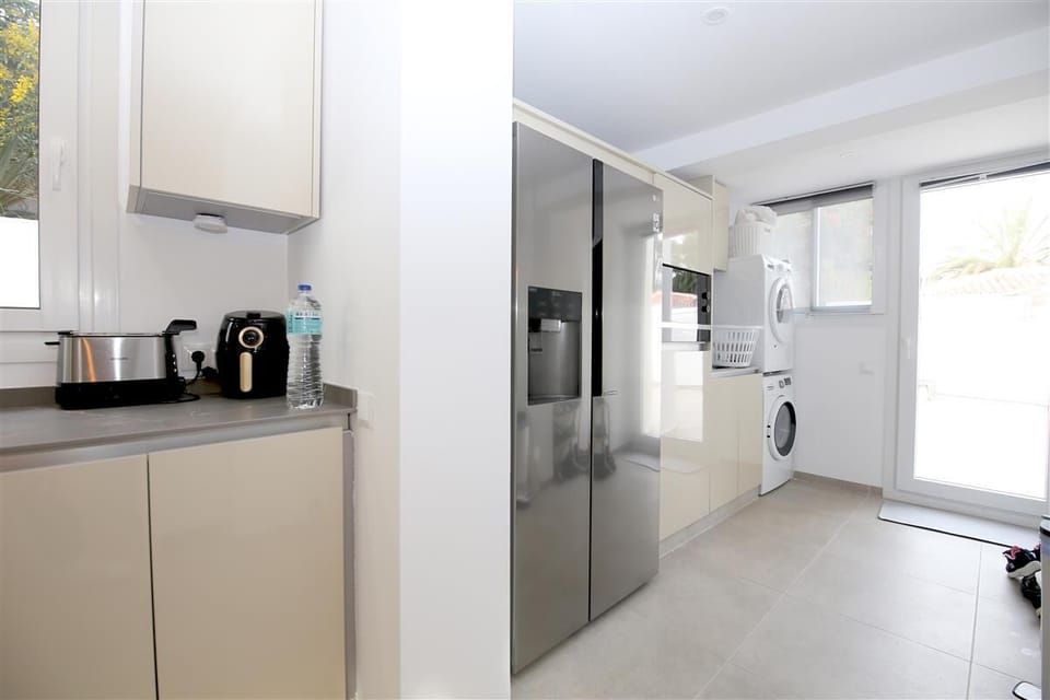 Another picture of the large kitchen from a different angle