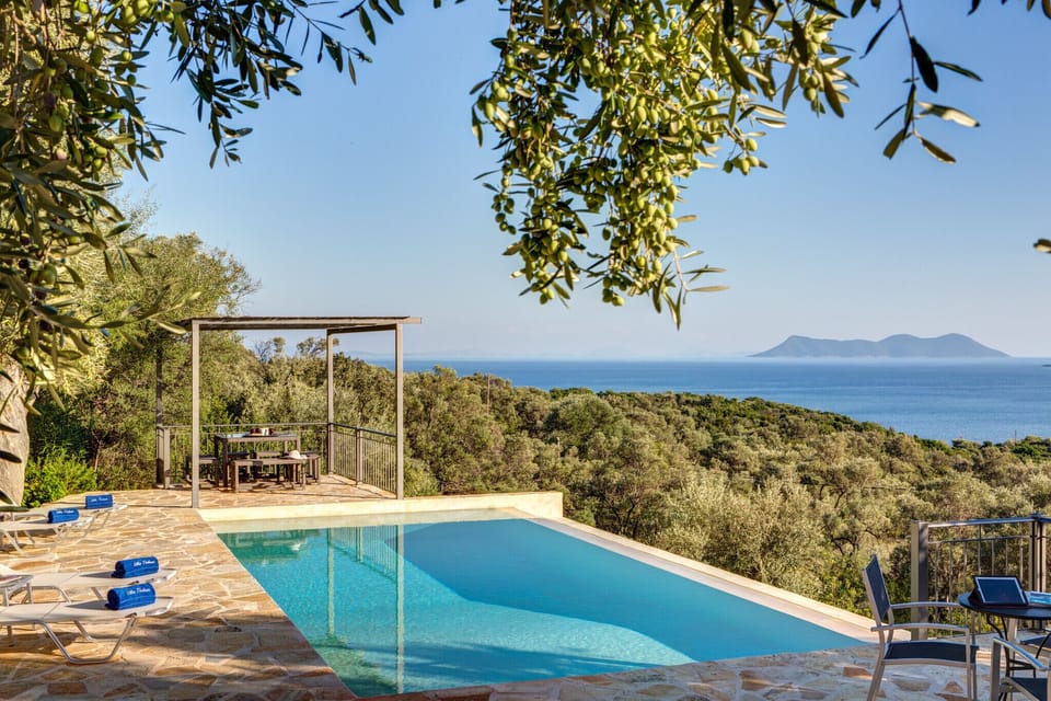 Swimming pool setting as an example of perfection