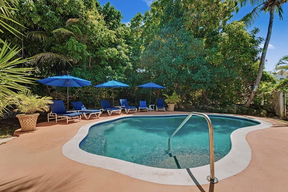 Relaxing pool set in a private location
