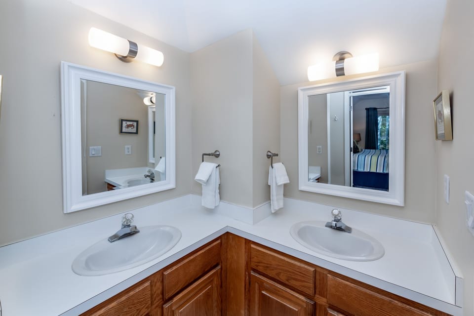 Bathroom 1 (primary)