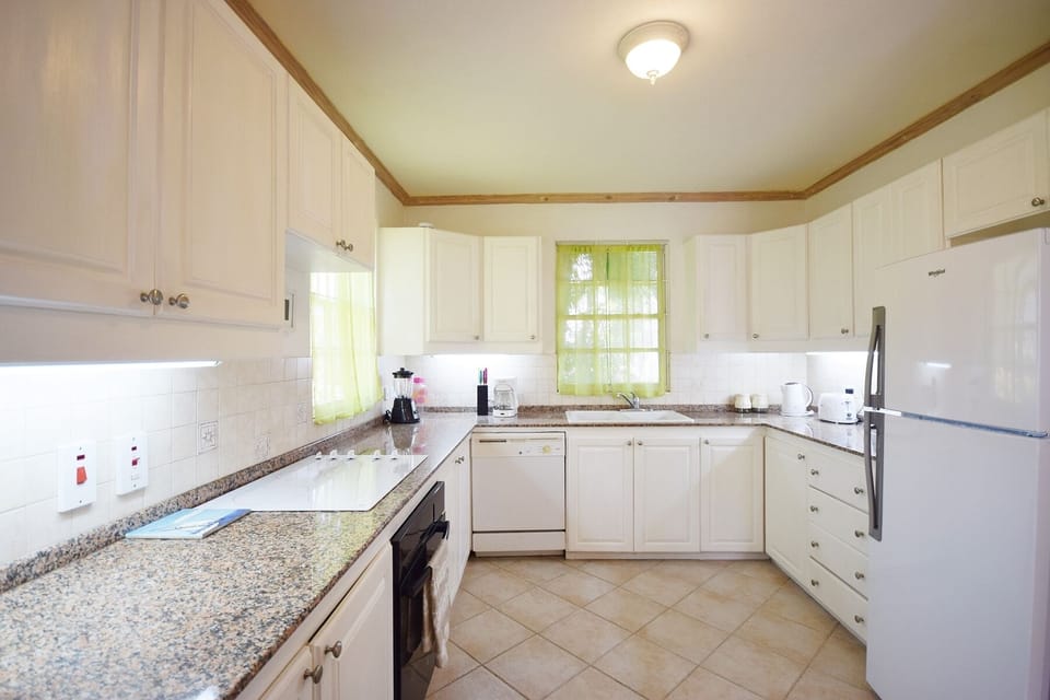 The fully outfitted kitchen has all that you'll need while on holiday! Dishwasher, coffee maker, kettle, blender, oven + stove and more