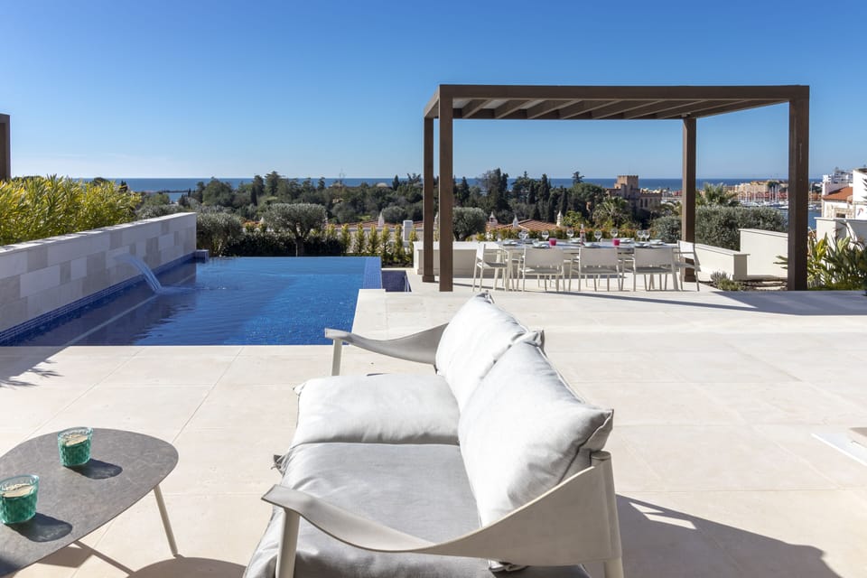 Swimming Pool Lounge