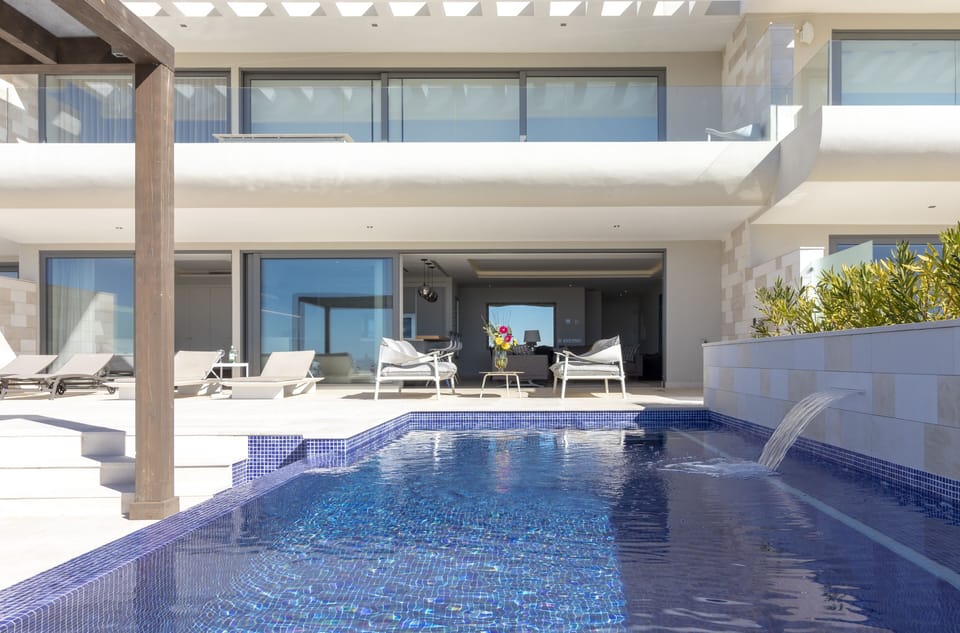 Swimming Pool Lounge