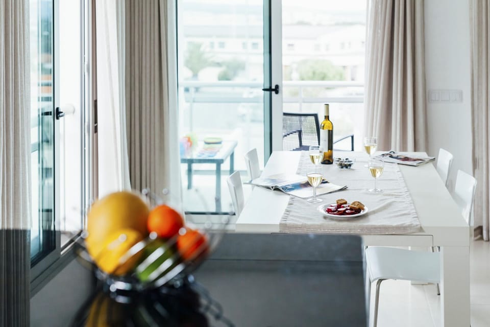 Holiday apartement with two bedrooms, one bedroom with double bed and another bedroom with 2 single beds. This flat has a bathroom with bathtub, a fully equipped kitchen, wifi, cable channel and parking space for 1 car.  This flat is located 700 meters from the beach of Salir do Porto.