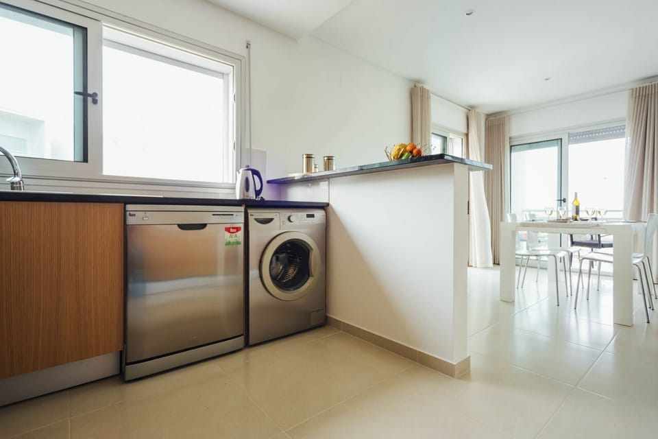 Holiday apartement with two bedrooms, one bedroom with double bed and another bedroom with 2 single beds. This flat has a bathroom with bathtub, a fully equipped kitchen, wifi, cable channel and parking space for 1 car.  This flat is located 700 meters from the beach of Salir do Porto.