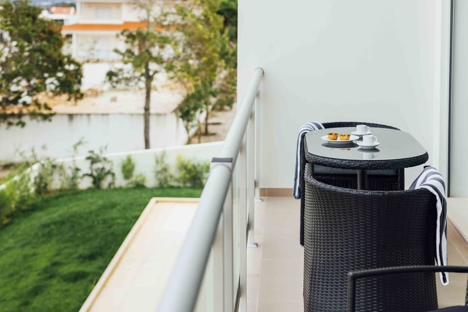 Holiday apartement with two bedrooms, one bedroom with double bed and another bedroom with 2 single beds. This flat has a bathroom with bathtub, a fully equipped kitchen, wifi, cable channel and parking space for 1 car.  This flat is located 700 meters from the beach of Salir do Porto