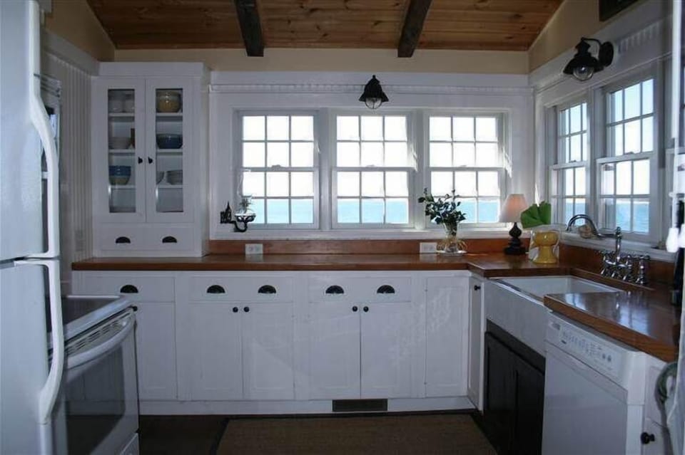 Nicely equipped kitchen