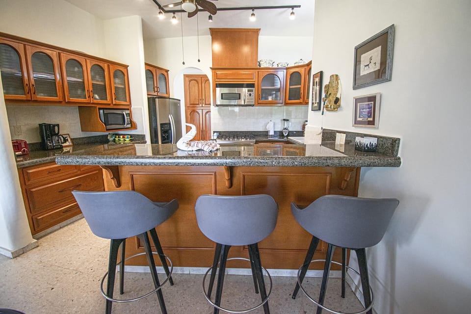 Kitchen with Breakfast Bar