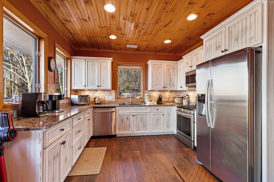 Stainless Appliances with Gas Cooktop in Upper Kitchen
