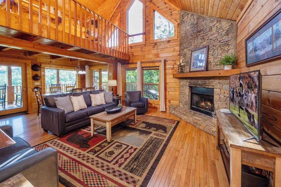 Open concept living room with vaulted ceilings.