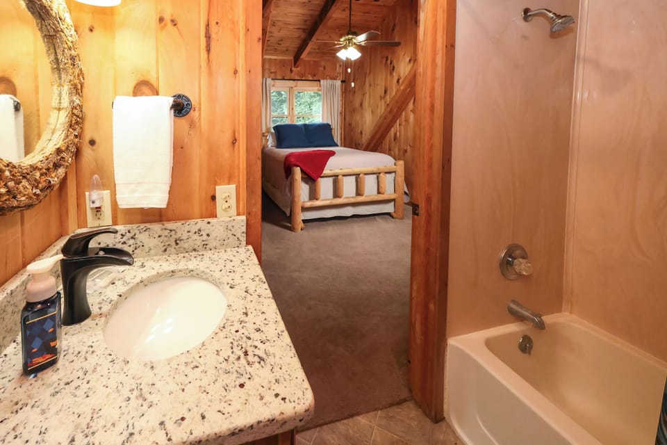 Queen Bedroom En Suite