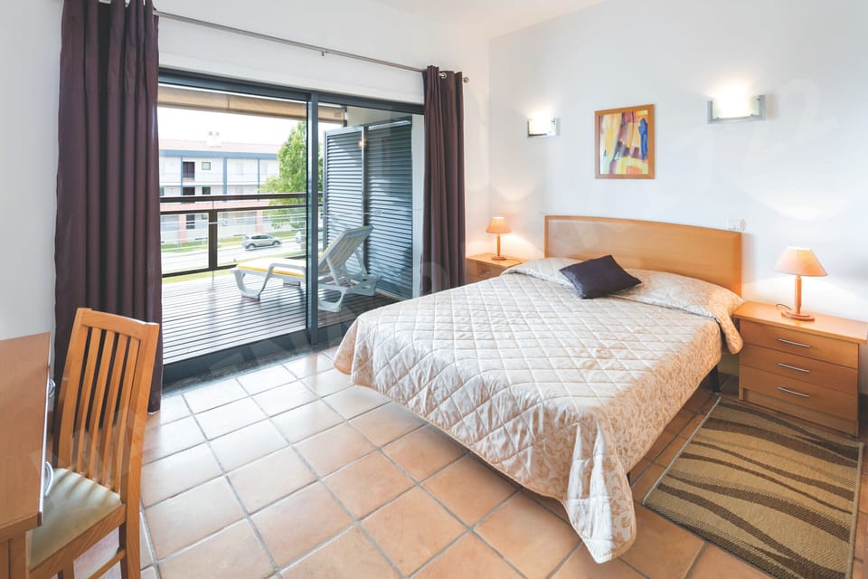 Twin bedroom with two single beds and natural light at Marina Park apartment, Lagos, Algarve