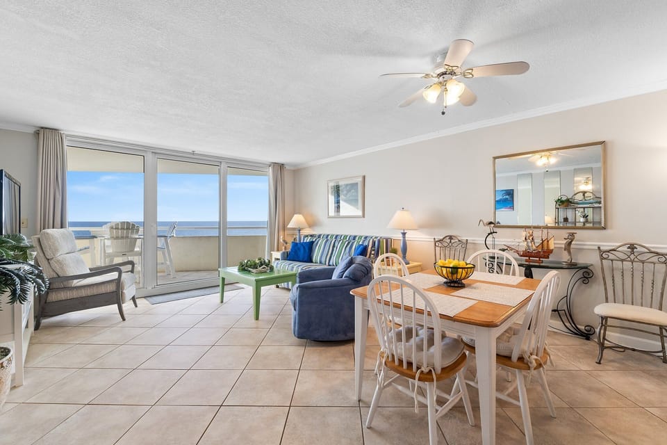 Living Room/Dining Area