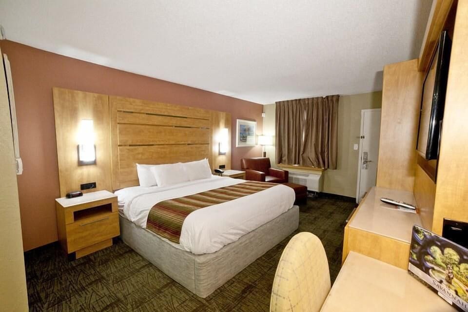 Deluxe King Side View Bedroom 1