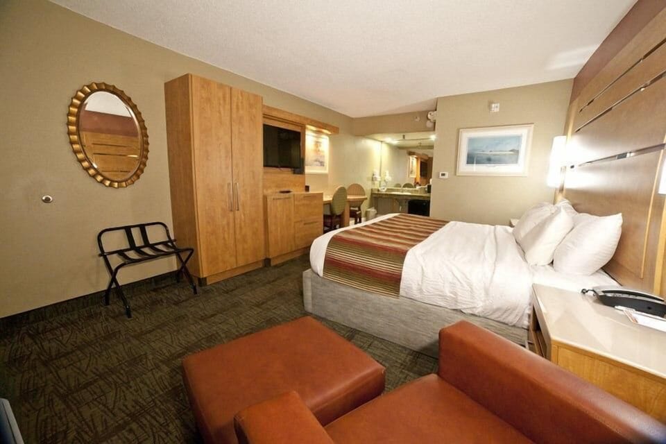 Deluxe King Side View Bedroom 3