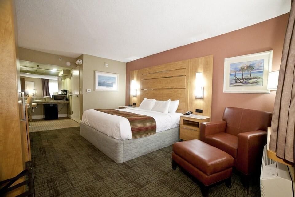 Deluxe King Side View Bedroom