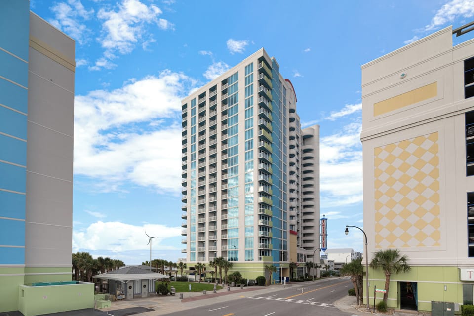 Exterior-5-Towers-on-the-Grove