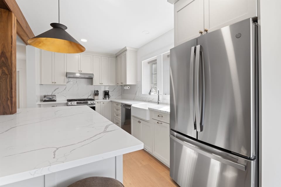 The fully equipped kitchen with quartz countertops is ready for you - bon appetit!