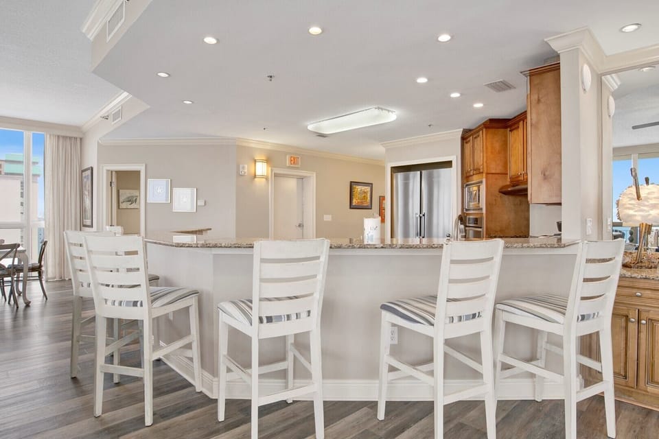 Eat-In Kitchen