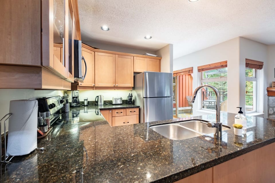 Full kitchen: Stainless steel appliances