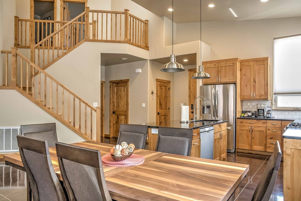 Dining Area | Dishes & Flatware Provided