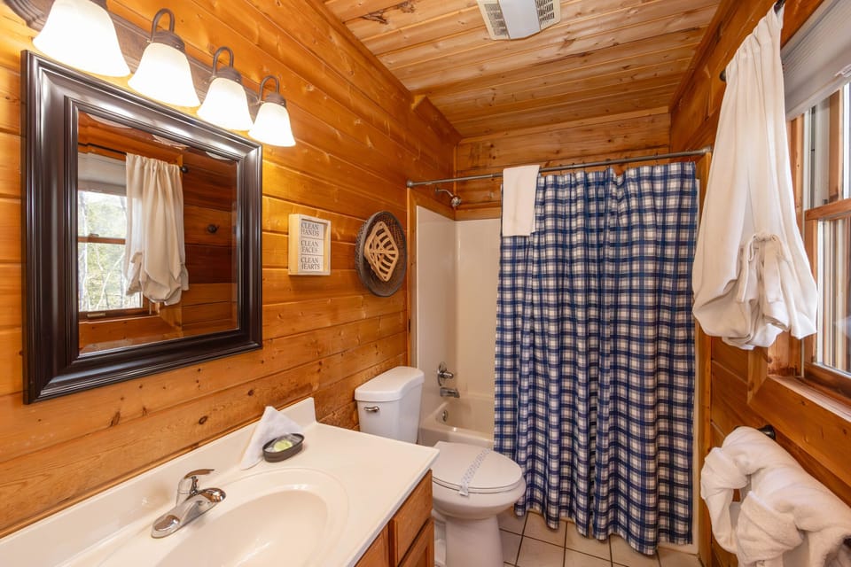 En Suite Bathroom on Level 2
