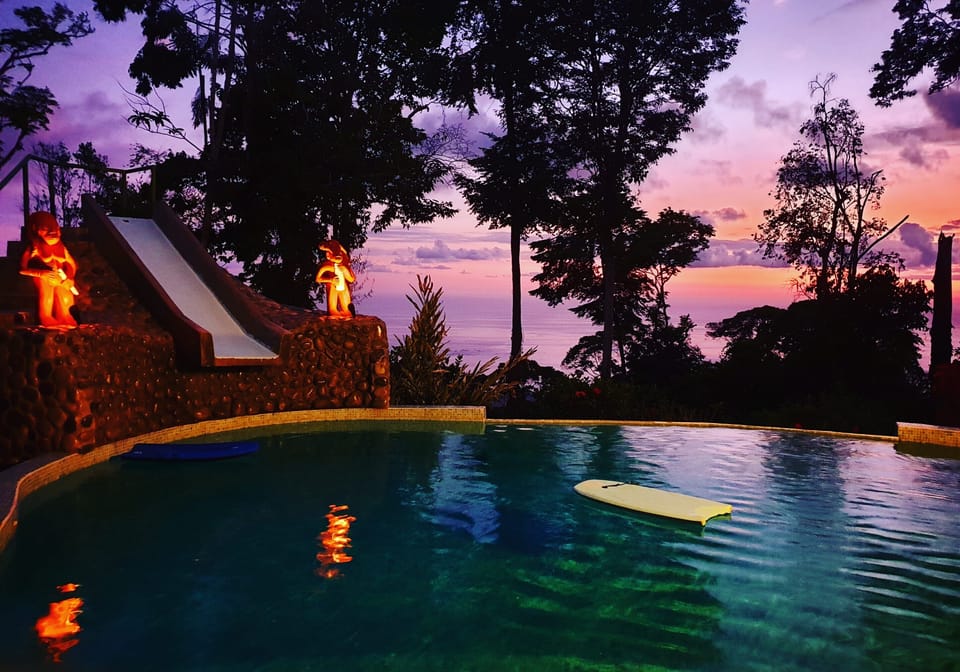 Infinity edge pool, ocean view,lite statues and waterslide.
Del Congos de Uvita