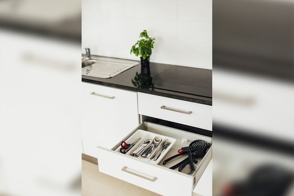 This holiday apartment in São Martinho do Porto, part of the Clérigo - Holiday Beach Apartments development, is located 850 meters from the beach, offering two outdoor pools, a gym, and full furnishings. With two bedrooms and two bathrooms, including an ensuite, it features a fully equipped kitchen and a spacious balcony. Ideally situated in the city center, the apartment is perfect for enjoying the beach and exploring the attractions of the Western region of Portugal, such as the monasteries of Alcobaça and Batalha, the giant waves of Nazaré, and the Castle of Óbidos, all within a 30-minute drive. Lisbon Airport is an hour away.