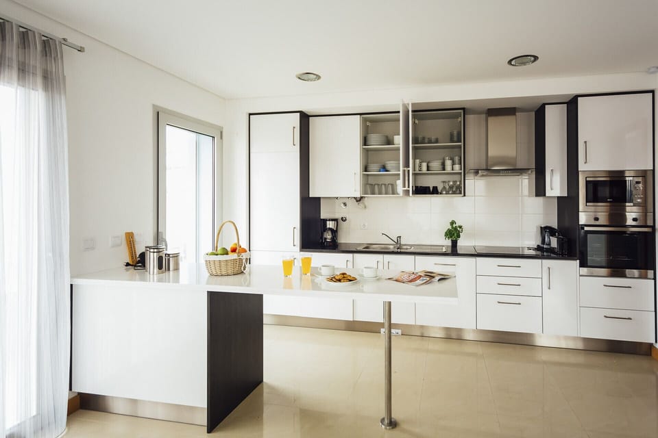 This holiday apartment in São Martinho do Porto, part of the Clérigo - Holiday Beach Apartments development, is located 850 meters from the beach, offering two outdoor pools, a gym, and full furnishings. With two bedrooms and two bathrooms, including an ensuite, it features a fully equipped kitchen and a spacious balcony. Ideally situated in the city center, the apartment is perfect for enjoying the beach and exploring the attractions of the Western region of Portugal, such as the monasteries of Alcobaça and Batalha, the giant waves of Nazaré, and the Castle of Óbidos, all within a 30-minute drive. Lisbon Airport is an hour away.