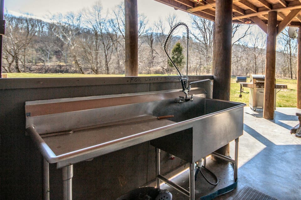 Meel preparation area and running water in lower hang-out area