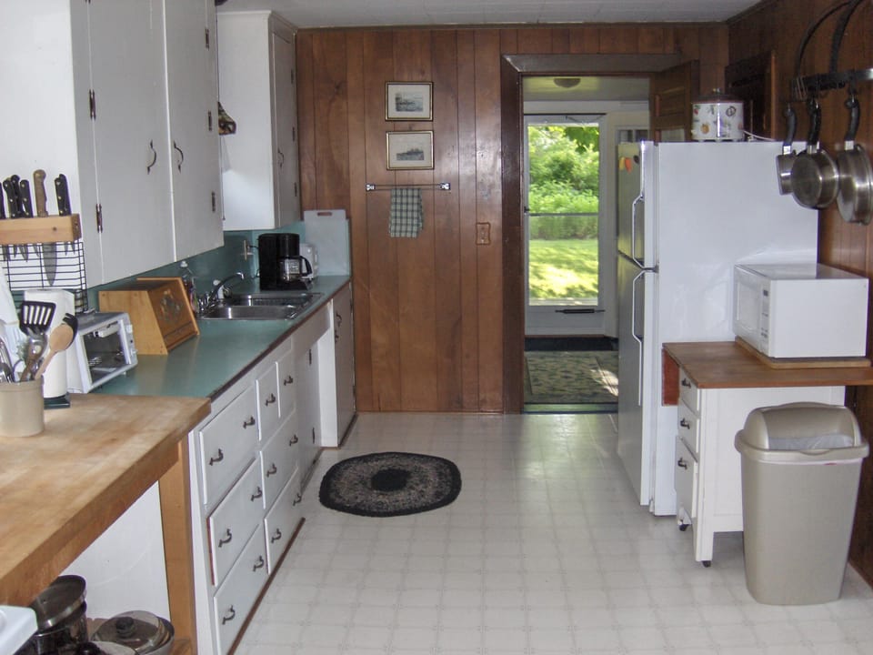 Spacious and well equipped kitchen