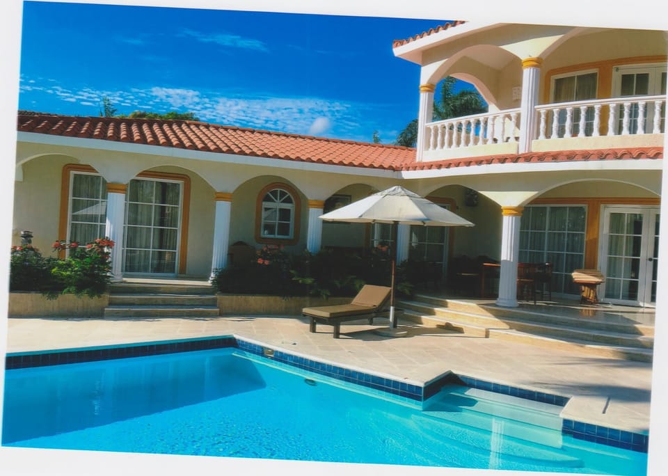 pool and side bedroom