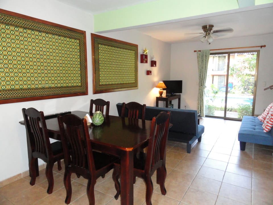 Dining area seats 6