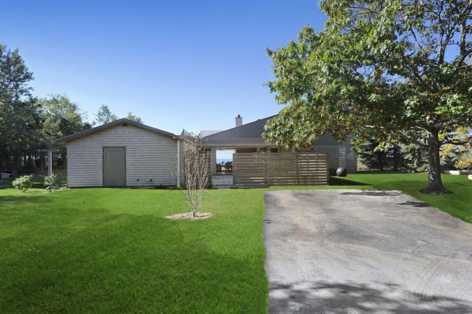 Entry to property from private road