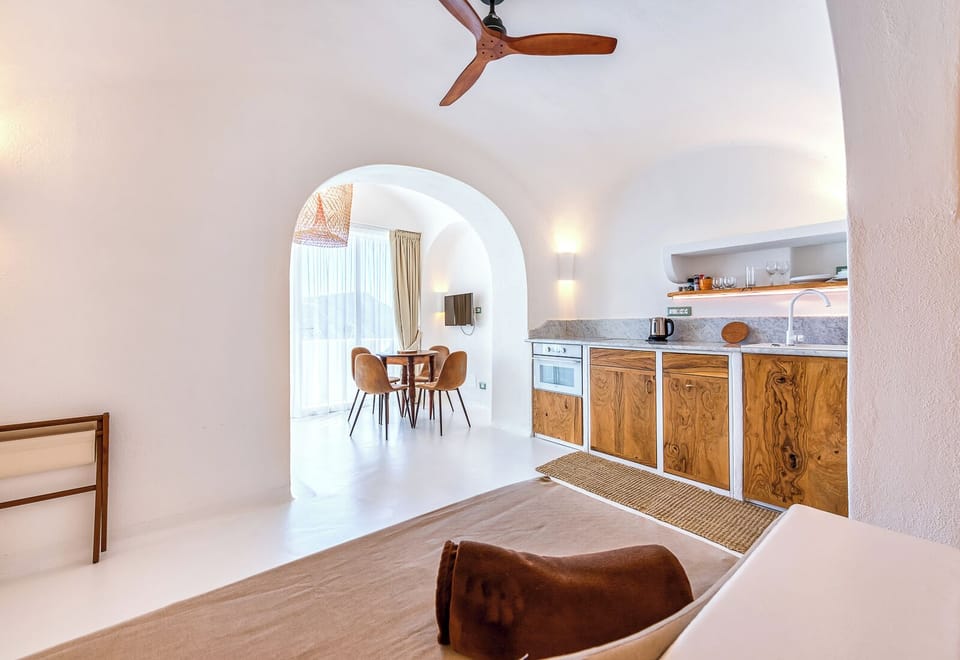 Ravino's Deluxe Studio with a balcony and sea view