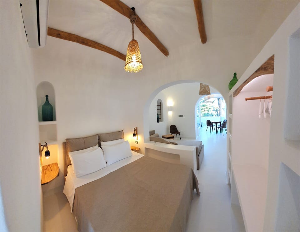 Ravino's Deluxe Studio with a balcony and sea view