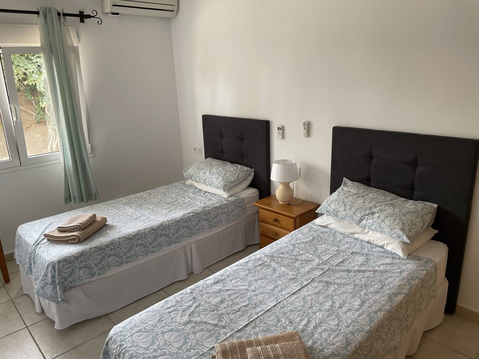 Downstairs twin bedroom