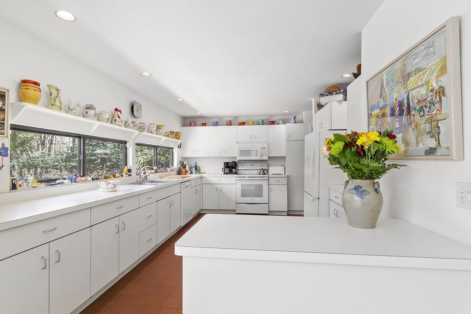 spacious kitchen great for cooking
