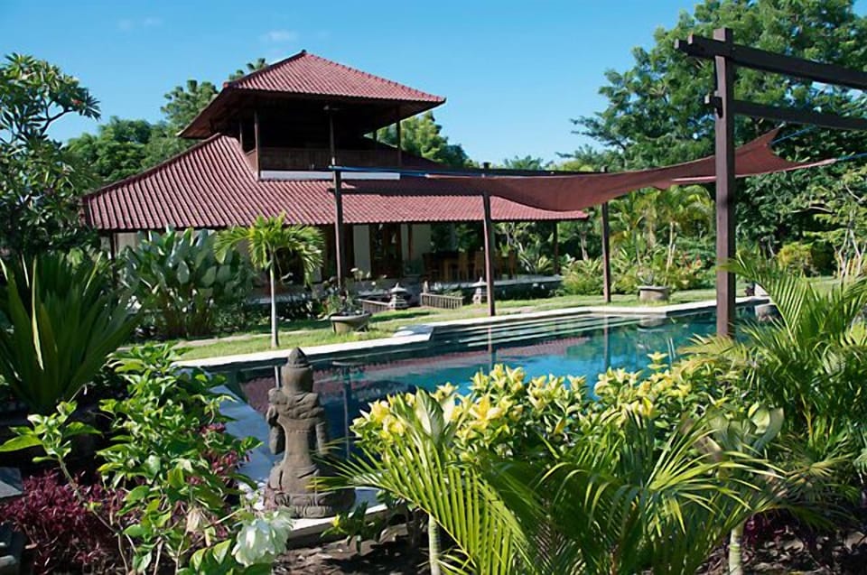 Front side view from the house and swimmingpool