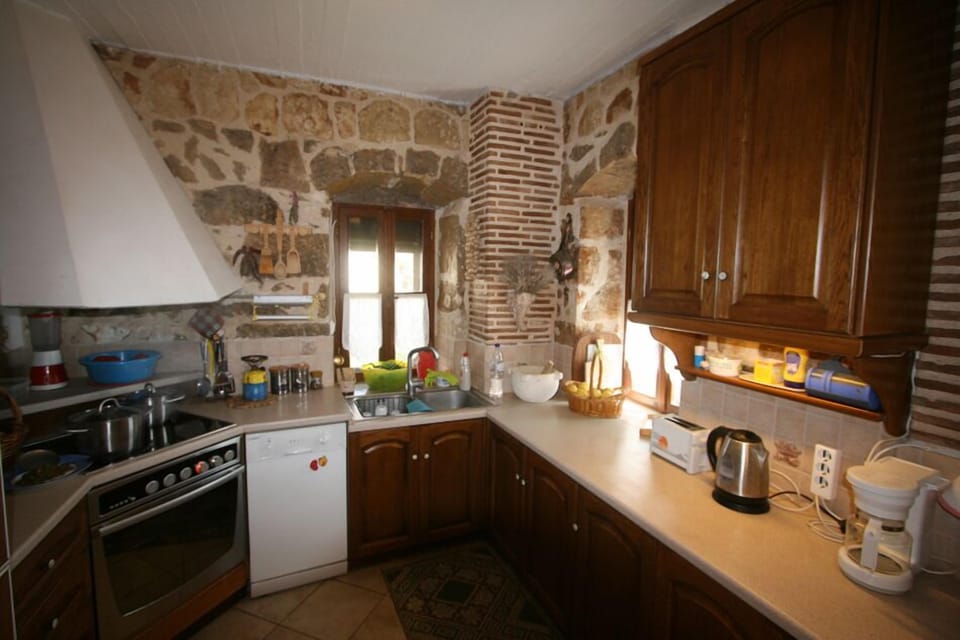kitchen with full utensiles
