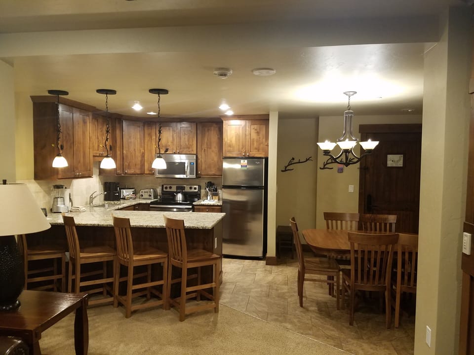 Kitchen & dining table