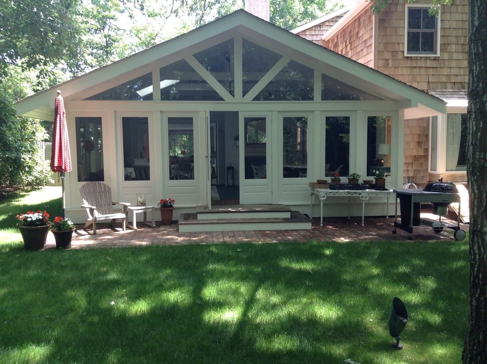 Sun Room/ Screened-in Porch