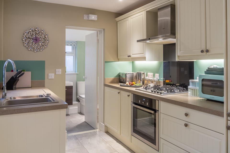 Ground floor: Kitchen with electric oven, gas hobs and extractor fan