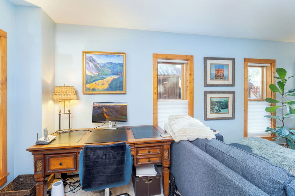 Large desk with available monitor in the living room.  Awesome window views.