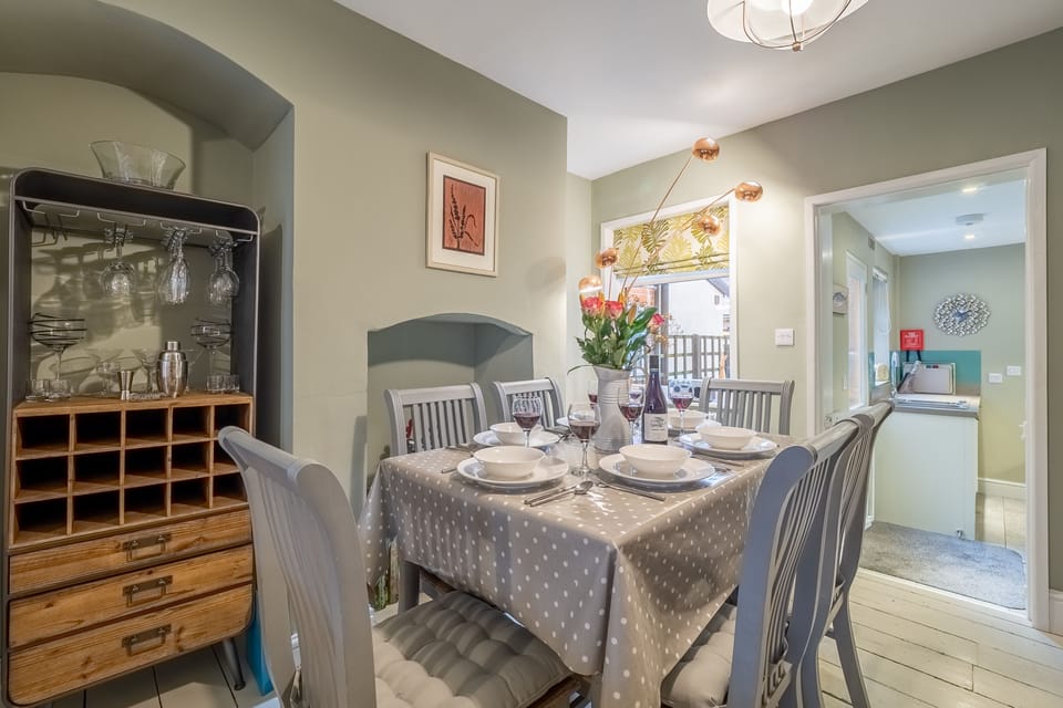 Number 22, Aldeburgh: Dining area leading through to the kitchen