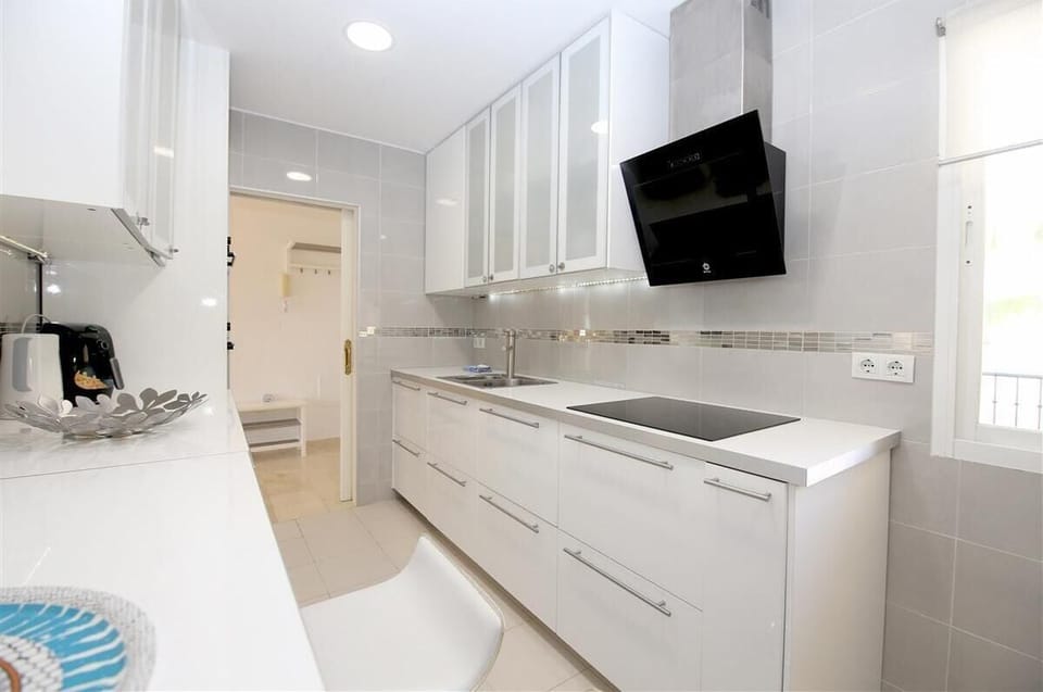 Another view of the fully fitted kitchen from another angle