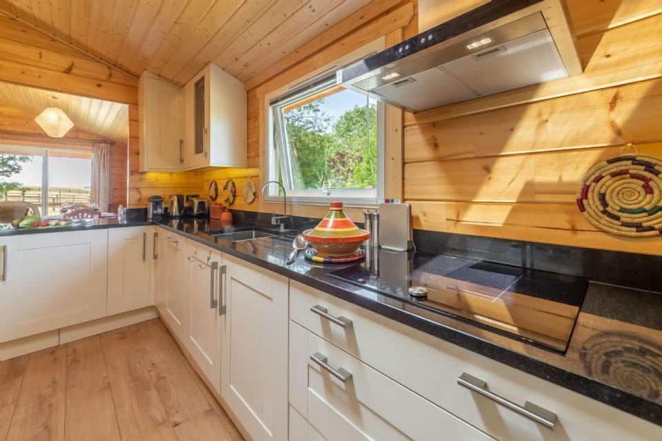 Ground floor: Fully equipped kitchen with a electric oven and induction hob